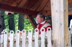 Kapelan Związku Podhalan - ks. Jan Gacek podczas wygłaszania homilii w gwarze góralskiej. Na początku homilii odczytał wiersz "Biernotka" śp. Barbary Madejowicz, który autorka sama wygłosiła tutaj , 30 lat temu na 50-lecie schroniska.  (foto tedd55 - lipiec 2012)