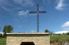 Grota i krzyż na Polanie Surówki  (foto tedd55 - lipiec 2012)