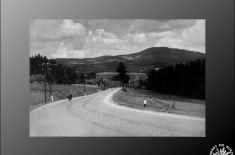Zjazd ze Zbójeckiej Góry w stronę Skomielnej B. Na Luboniu Wielkim nie było jeszcze wieży przekaźnika RTV. (skan widokówki z 1958)